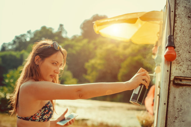夏日女人涂鸦图片下载