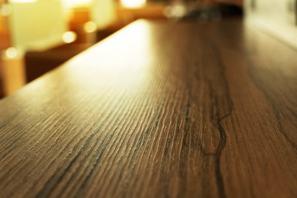 顶部的木材柜台餐桌与柔和的晨光在餐厅的室内背景图片下载