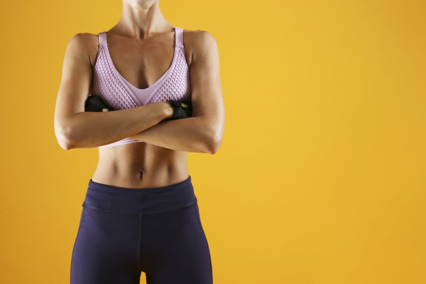 剪短的照片年轻美丽的女人在伟大的形状。运动生活方式的概念。图片下载