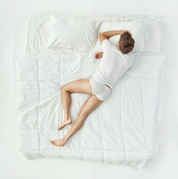 20-29岁的成年人英俊的人棕色头发/短发高加索男性/年轻男子躺在前面/醒来/睡觉/放松/在卧室休息图片下载