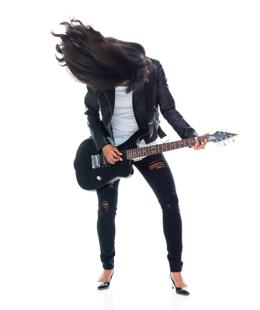 一个人/全长/正面视图20-29岁的成年人美丽/长发拉丁美洲和西班牙裔女性/年轻女性吉他手/摇滚音乐家/歌手在白色背景穿着皮夹克/牛仔裤/撕裂图片下载