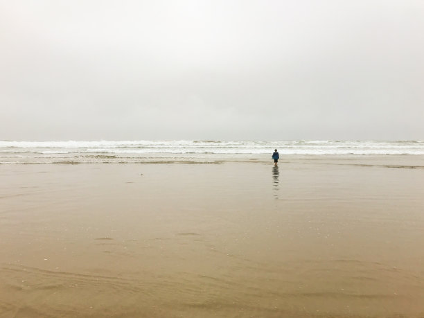 与9岁的孩子和家人的海滩冒险图片下载