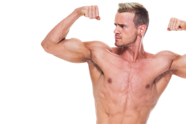 一个人/正面/腰部以上20-29岁的成年英俊的白人年轻男子/男性救生员/运动员站在白色背景前，展示着弯曲的肌肉，赤脚，积极进行健身活动图片下载