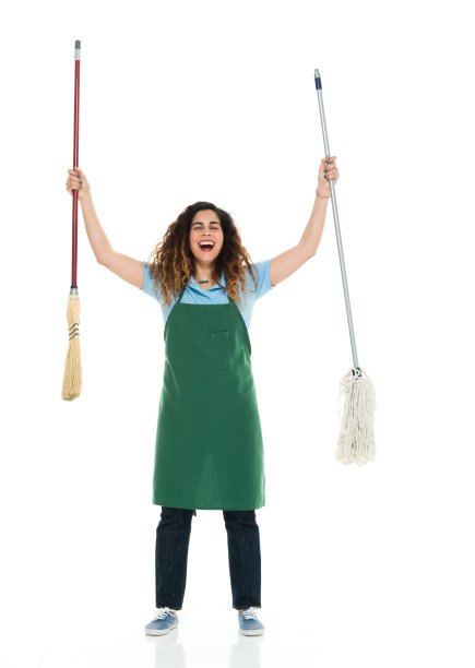 全身长度/一个30-39岁的成年人美丽的波多黎各种族/拉丁美洲和西班牙裔女性/年轻女性/一个年轻女性只有咖啡师/兼职工作/看门人/清洁工/体力劳动者站着图片下载