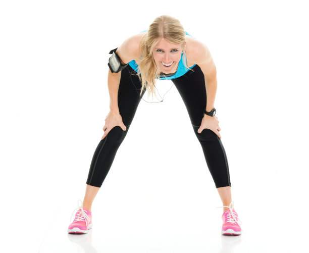 一个人/完整长度的20-29岁的成年人漂亮的金发白人年轻女性/女运动员/运动员伸展/锻炼/跑步/慢跑在白色背景谁是微笑/快乐/愉快图片下载