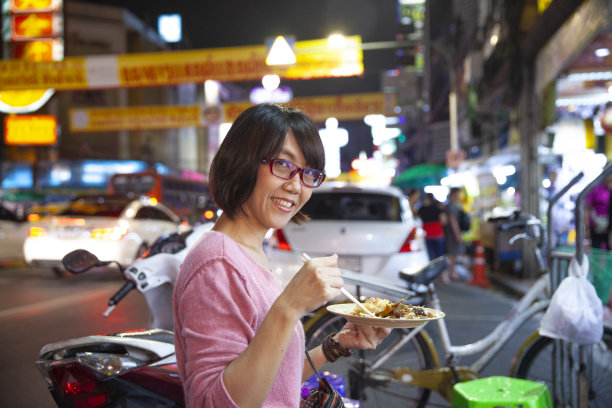 一名女子在泰国曼谷吃面条图片下载