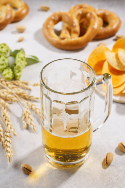 半杯空的生啤酒和各种小吃。图片下载