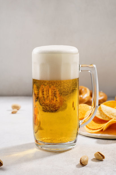 淡啤酒杯和零食品种。图片下载
