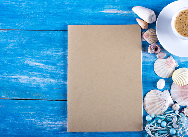 咖啡、贝壳和手机，蓝色木纹甲板海洋风静物图片下载