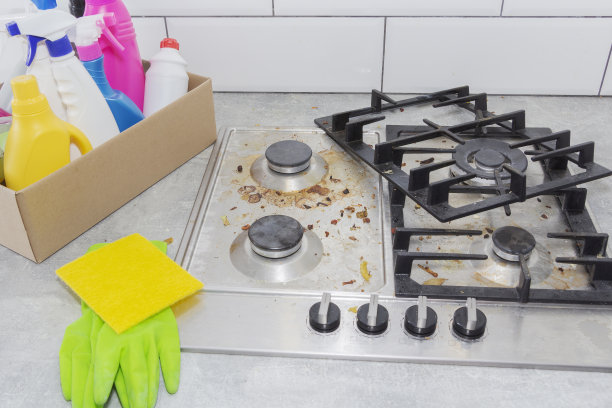 清洁煤气炉用厨房用具，家庭概念，或卫生和清洁。图片下载