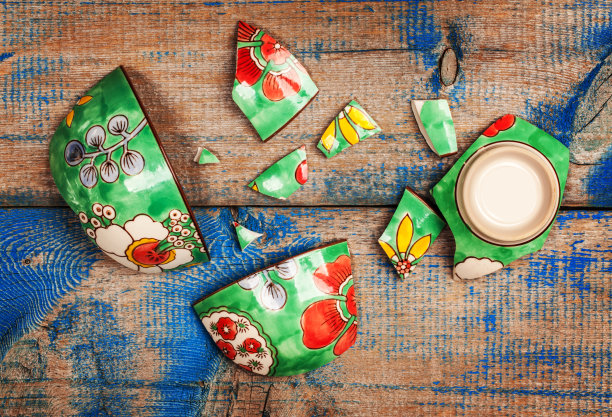 碎瓷盘放在木桌上图片下载