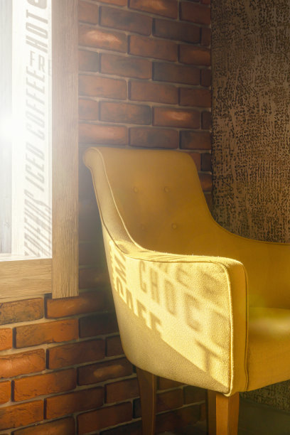 将“shoco”一词与咖啡店窗边淡绿色椅子上窗户上的字相映衬。美丽时尚的咖啡厅内部，砖阁楼图片下载