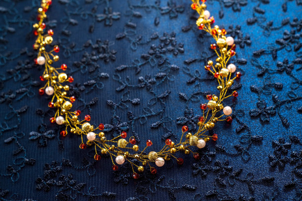 美丽的黄金饰品为头发在一个黑暗的背景。女性黄金首饰图片下载