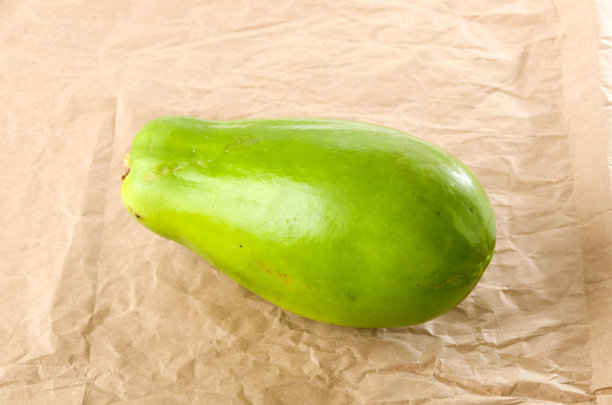 牛皮纸上的绿木瓜图片下载