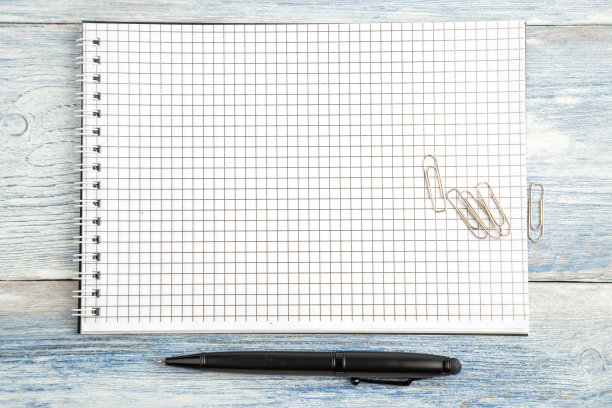 黑色钢笔和纸笔记本，文字空间在浅蓝色的旧木制背景。前视图。平躺图片下载