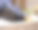 一个男人在现代厨房里做清洁，特写镜头，手和抹布图片下载