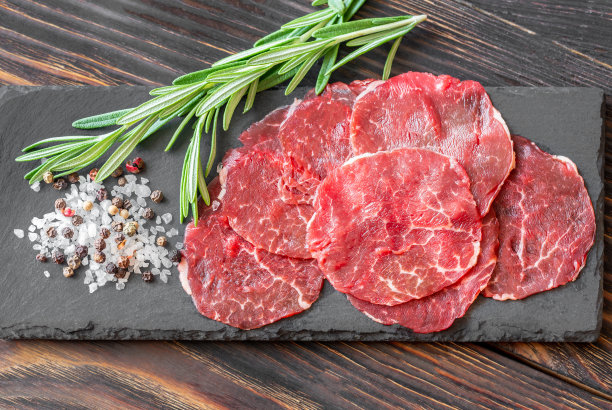 生牛肉片和调味料图片下载