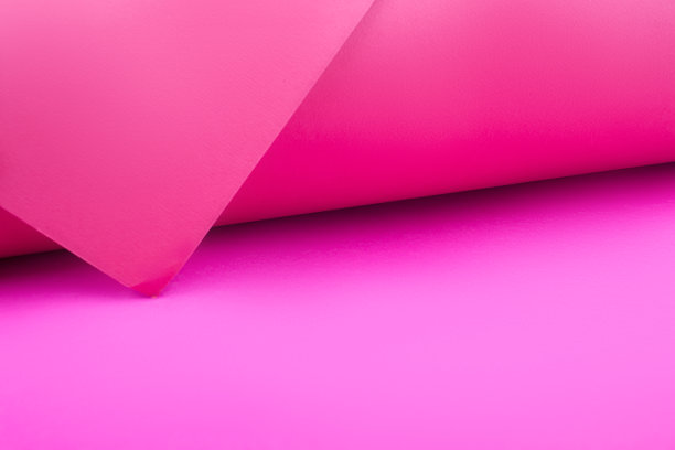 用极简风格折叠的粉色纸。壁纸图片下载