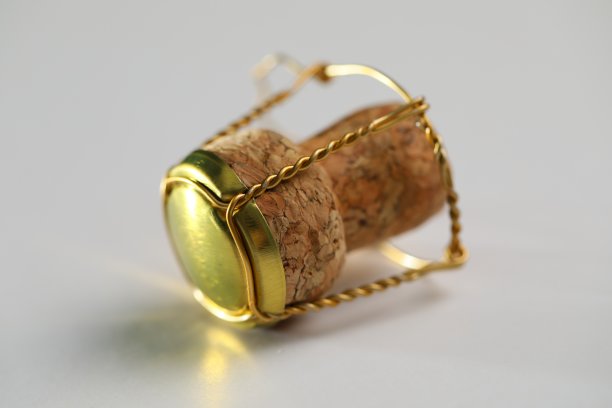 白色背景上的香槟软木塞图片下载