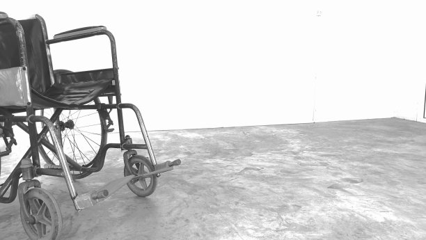 旧的轮椅，空的空间背景图片下载