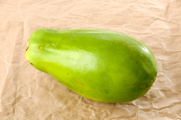 牛皮纸上的绿木瓜图片下载