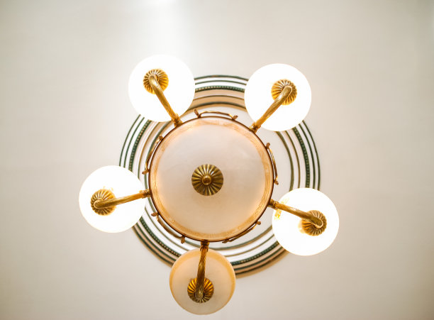 屋顶上的玻璃吊灯，从下面垂直拍摄的照片图片下载