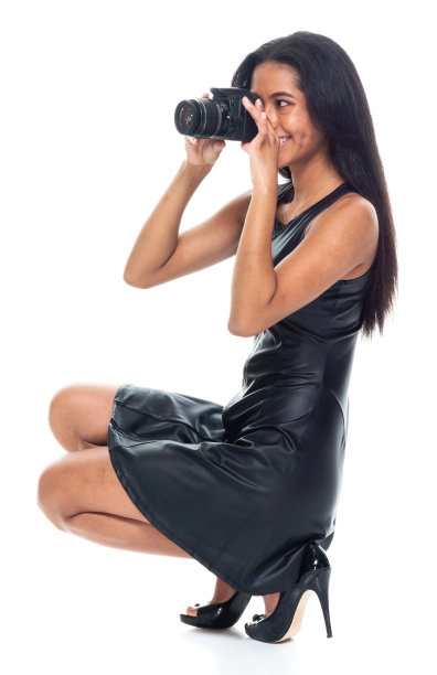 全长20-29岁美丽的拉丁美洲和西班牙裔的年轻女性/女摄影师/摄影/游客在白色的背景谁是微笑/快乐/愉快/凉爽的态度谁是摄影图片下载