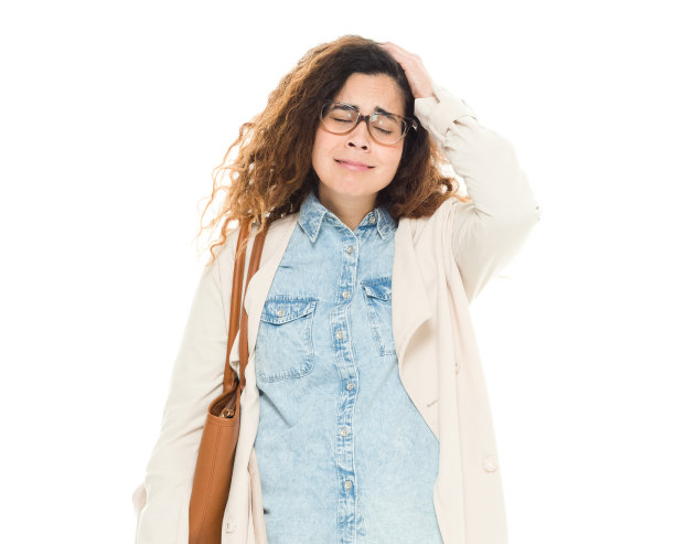 一个人/腰部以上/正面视图30-39岁的成年人美丽的棕色头发/卷发/长发波多黎各种族/拉丁美洲和西班牙裔的女性/年轻女性站在白人背景/冷静的态度图片下载