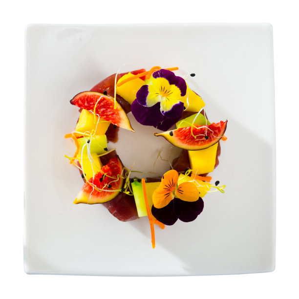 俯视生金枪鱼鞑靼无花果和黄瓜图片下载