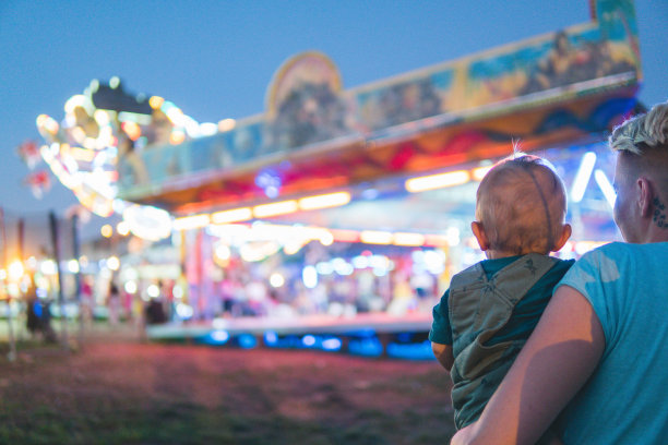 快乐的妈妈和宝宝在游乐园图片下载