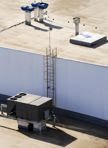 商业建筑的屋顶，带有商业空调和通风系统的外部单元和一个金属楼梯图片下载