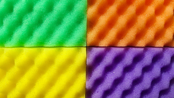 多色的毛巾在一个明亮的背景，特写。文本。本空间图片下载