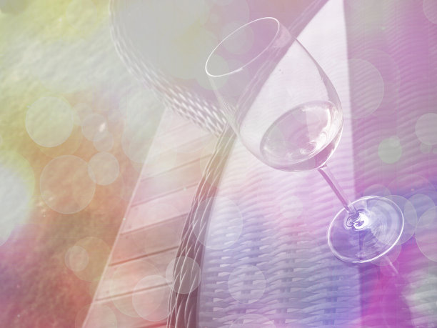 在绿色公园背景的桌子上的酒杯图片下载