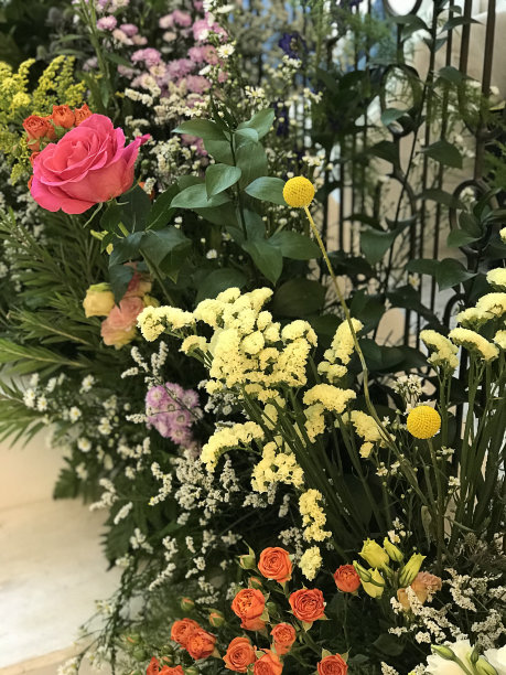 楼梯扶手周围装饰鲜花。图片下载