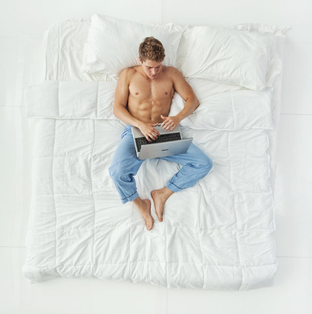 全身/一人/一人/正上方视图/正面视图20-29岁成年英俊的人棕色头发/短发高加索男性/年轻男子躺着/躺着/打盹/放松/休息/睡觉/醒来图片下载