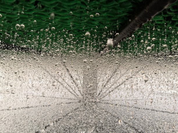 冷却塔内的水。冷却塔向下喷水。图片下载