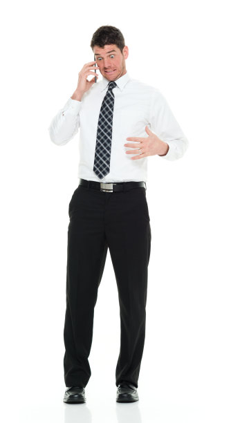 全身/一人/ 30-39岁帅哥一人白人男性/中年成年男性/中年商人/商人站在白色背景前拿着手机/使用智能手机图片下载