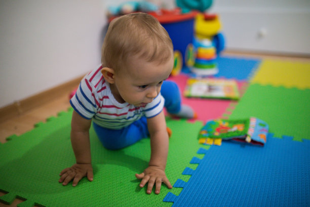 小男孩在地板上爬图片下载