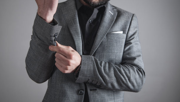 商人穿着衬衫和夹克站在办公室里。图片下载