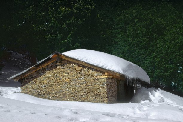 印度Uttaranchal的Garhwal被雪覆盖的房子。图片下载