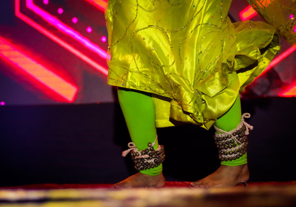 印度古典舞蹈形式在脚与音乐脚链与选择性焦点和模糊图片下载