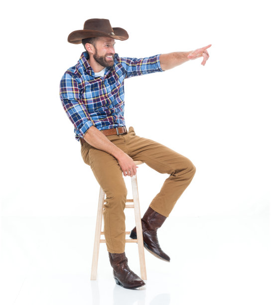 一人独/一人/全身/侧视图/侧面视图30-39岁的成年英俊的人白人青年男子/男性牛仔坐在/休息在白色背景下穿着牛仔靴/牛仔帽/帽子谁是指图片下载