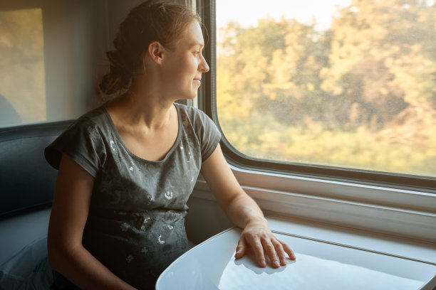 年轻孕妇乘火车旅行图片下载