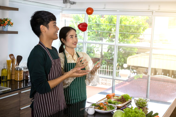 青少年看着青椒和番茄图片下载