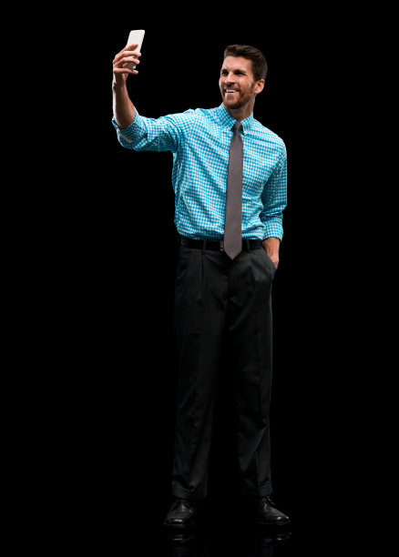 全身/一人/一人/正面视图30-39岁的成年英俊的人白人男性/年轻男子商人/商人/摄影站在黑色背景穿着西装与手在口袋图片下载