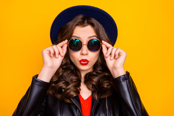 特写照片惊人的女士度假国外盯着低购物价格穿时尚的服装孤立的黄色背景图片下载