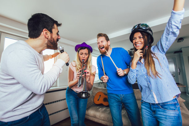 一群朋友在家里聚会，唱卡拉ok。图片下载