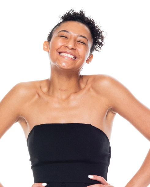 一个人/腰部以上的20-29岁的成年美丽的非洲裔/非洲裔女性/年轻女性站在白色背景穿着裙子谁是微笑/快乐/愉快/凉爽的态度图片下载