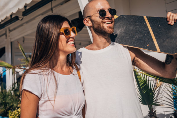 玩滑板的年轻夫妇图片下载