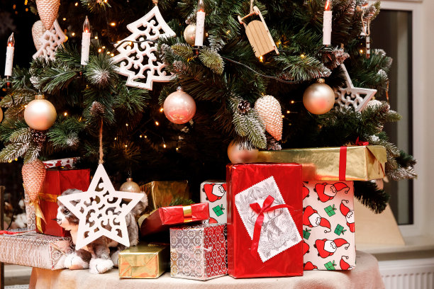 给家人的圣诞礼物。装饰圣诞树。图片下载